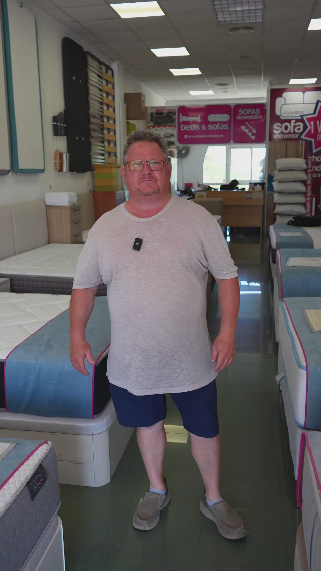 James from Beds & Sofas Spain presenting the Mivisack mattress on a white lift-up storage base